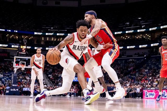 巴神时隔1701天重返意甲 球迷想要球衣巴神脱球裤