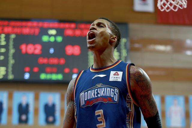 高诗岩29+9沙约克28分 山东险胜北京终结3连败